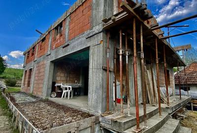 Casă cu 4 camere cu Teren 5000 Mp în Central - 9