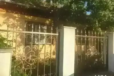 Casă cu 4 camere cu Teren 500 Mp în Central - 2
