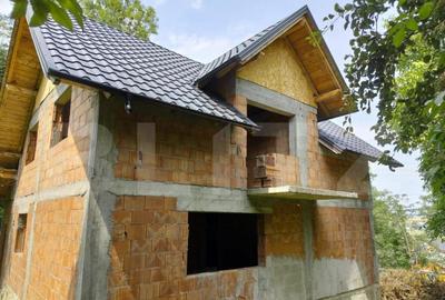 Casă cu 3 camere cu Teren 300 Mp în Central