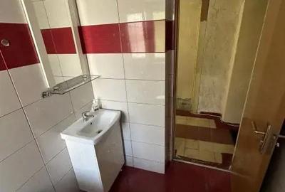 Apartament cu 3 camere nedecomandat în Energiei