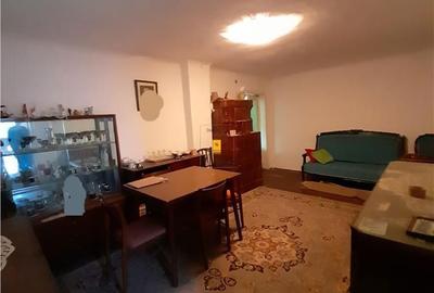 Casă cu 4 camere semidecomandat cu Teren 1352 Mp în Bărcănești - 2