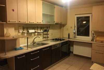 Apartament cu 3 camere, mobilat în Lipovei