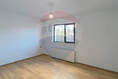 Casă cu 4 camere cu Teren 321 Mp în Port - 11