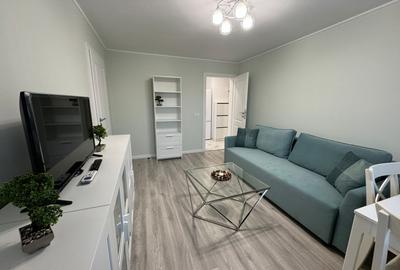 Apartament cu 3 camere semidecomandat în P-ța Victoriei