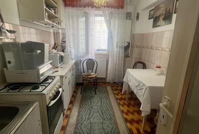 Apartament trei camere - Zona Școala nr. 10 - etajul 2 - 1