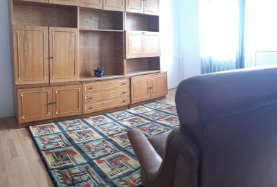 Apartament cu 3 camere decomandat în Cornișa