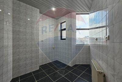 Spatiu 58.4 mp etaj 3, str Piata Revolutiei - 4