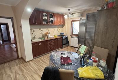 Apartament cu 3 camere semidecomandat în Central - 1