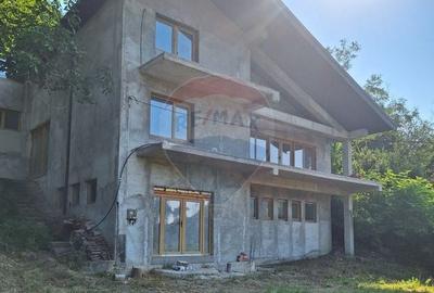 Casă / Vilă la gri aproape gata sa devina " acasa" ! - 1