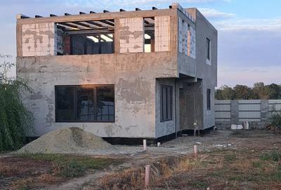 Casă cu 4 camere cu Teren 500 Mp în Central - 2