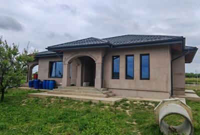 Casă cu 4 camere în Curtești - 3