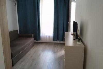 Garsonieră decomandată în Roșu
