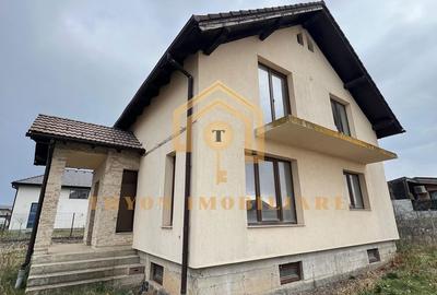 Casă cu 7 camere cu Teren 357 Mp în Central