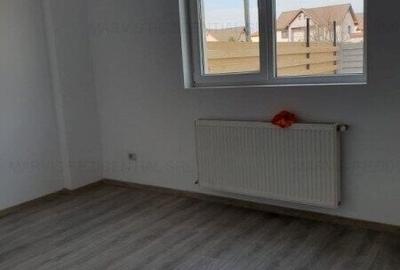 Garsonieră decomandată în Titan