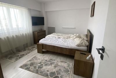 Apartament cu 3 camere decomandat în Calea București