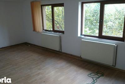 Casă cu 4 camere cu Teren 100 Mp în Central