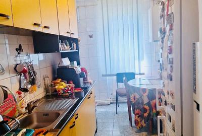 Apartament cu 3 camere semidecomandat în Central - 1