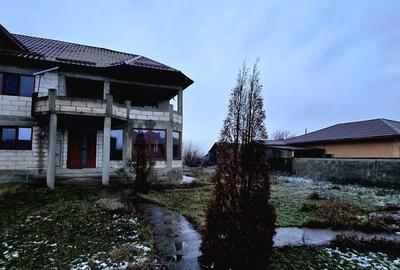 Casă cu 5 camere cu Teren 2220 Mp în Perșinari - 11