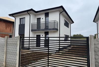 Casă individuală cu 4 camere cu Canalizare în Domnești