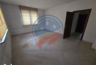 Casă cu 8 camere cu Canalizare în Central - 8