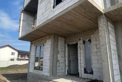 Casă cu 4 camere în Șimnicu de Jos