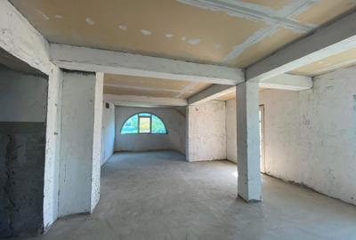 Casă cu 4 camere în Central - 2