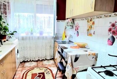 Apartament cu 3 camere semidecomandat, mobilat în Tătărași
