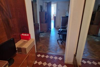 Piata Romana, Povernei, stradal - 11
