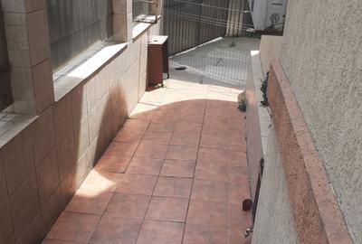 Casă individuală cu 8 camere cu Canalizare în Decebal