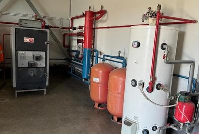 Ansamblu de hale, zona ieșire spre Izvoare. Preț 5 Eur/mp - 12
