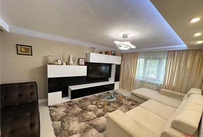 Apartament 3 camere, etaj 2, zona Centrala - Piata - Indepen