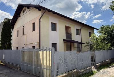Casă individuală cu 9 camere cu Canalizare în Central - 1