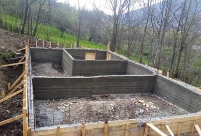 Teren in sat, cu vedere larga, langa rau, si fundatie casa P+1 - 2