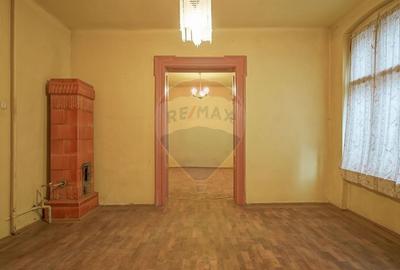 Vila pe str Alexandru Ioan Cuza, 10 camere, S + P + E, teren 282 mp - 10
