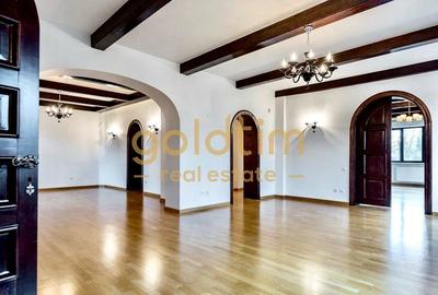 Apartament cu 5 camere circular în Capitale