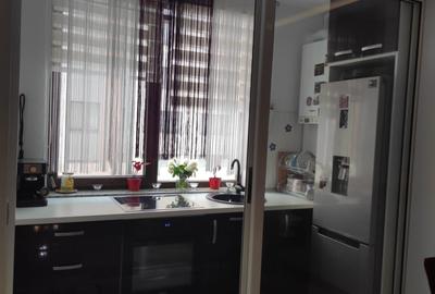 Apartament cu 3 camere decomandat în Tractorul