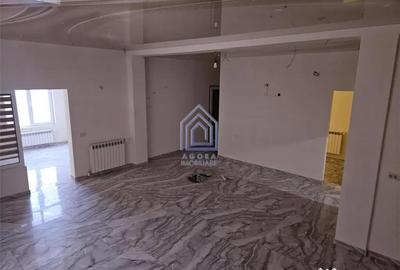 Spațiu comercial, de 250 mp, în Central - 4