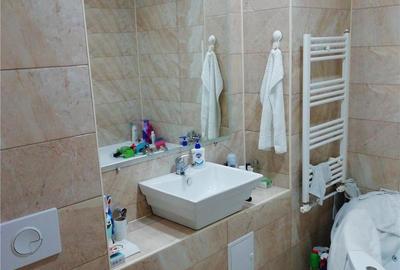 Casă cu 10 camere cu Teren 270 Mp în Ovidiu - 1