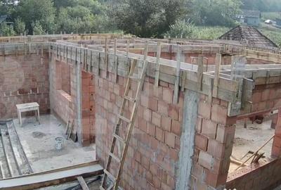 Casă cu 5 camere cu Teren 2330 Mp în Central