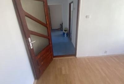 Apartament 3 camere  semidecomandat, et 3/4 langa primaria Filiasi - 3
