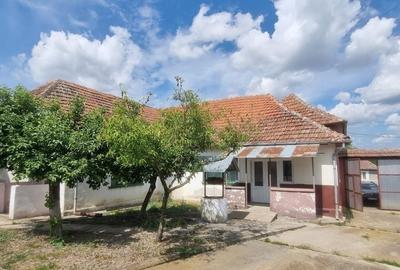 Casă individuală cu 6 camere în Girișu Negru