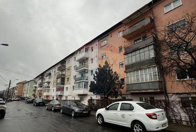 Apartament pe Str. Calugareni, 2 camere, et.3 - 12