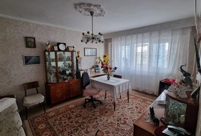 Apartament cu 3 camere, 2 bai, 2 balcoane Bariera, decomandat