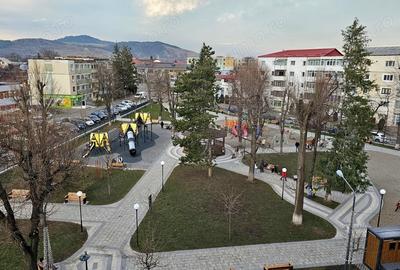 Apartament cu 2 camere decomandat în Moinești - 1