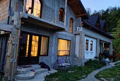 Casă cu 4 camere în Stroești