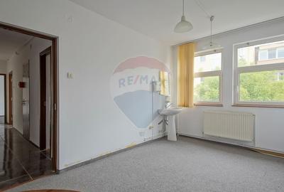 Apartament cu 3 camere decomandat în Astra