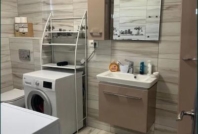 Apartament cu 3 camere decomandat în Palazu Mare