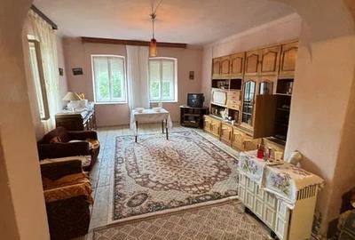 Casă cu 2 camere cu Teren 901 Mp în Central