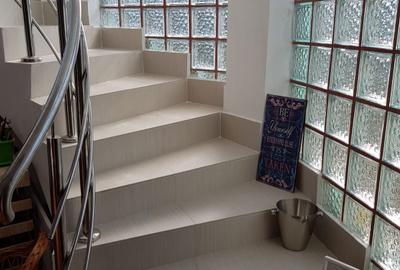 Casă cu 4 camere în Central - 2