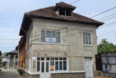 Vila 12 camere, compusa din 4 apartamente, langa Parc, Pucioasa - 1